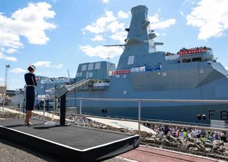 英首艘26型巡防艦「格拉斯哥號」擲瓶