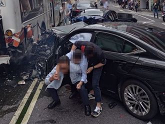 妻劝搭车遭拒！78岁老董「觉得自己还行」无照暴衝酿祸 病史曝光