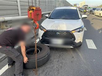 恐怖！台88快速道路 曳引車輪胎突脫落「彈跳對向猛砸2車」