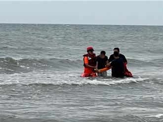 台中男疑情緒不穩衝進海裡 海巡即時救援拉上岸