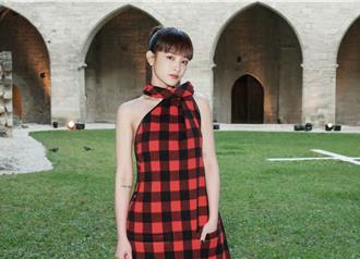 王淨驚豔南法時尚大秀 一口流利英文追星成功獲讚「妳好可愛」