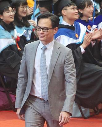 「生為台灣人死為台灣鬼」 林之晨感念父訓 引台大畢業生全場歡呼