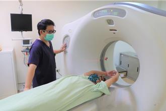 多年吸菸竟无症状！6旬翁例检揪肺癌第一期 靠微创手术保命