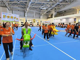 台中潭子陸上龍舟賽 24隊伍同場競技「用腳衝刺」搶第一