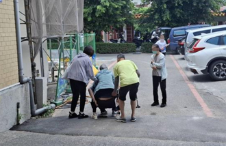 啃老男不堪指责狠刺4刀杀父 老母赴殡仪馆悲痛瘫软