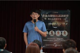 秀賴清德反ECFA舊照  白委問：更大的民主包括當年力主的公投？