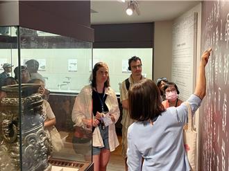 移民署攜手師大辦文化交流 帶外籍生參觀故宮探索文物之美