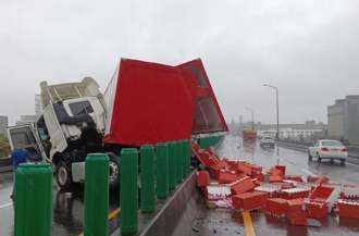 您的商品正在路上！ 西濱車禍「橘色貨物」散落一地