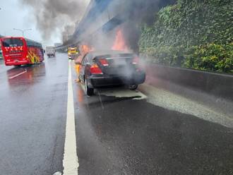 國1三重段火燒車！駕駛急停路肩逃生 警消速滅火