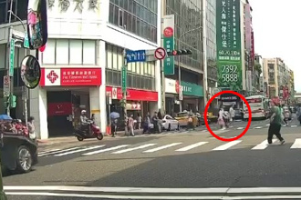 影》無照董座暴衝釀8傷  白衣女「關鍵動作」逃死劫