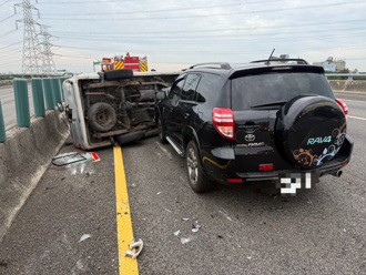 國3和美段爆胎翻車！後車追撞釀6人送醫 回堵1公里