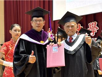 金門大學歡送955名新鮮人 84歲前副縣長「學到老」與孫同日畢業