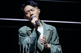 圓夢！鄭興出道8年首攻TICC 大咖金曲歌王台下無預警現身力挺