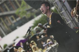 7.5萬聽團仔無畏風雨 愛嶼搖滾high翻基隆港