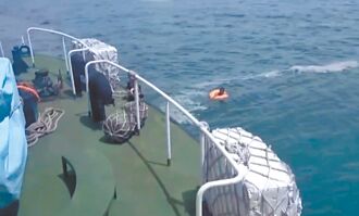 陆男套泳圈偷渡大胆岛 海巡活逮