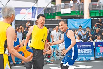 世壯運》侯友宜 與警光老國手以球敘舊