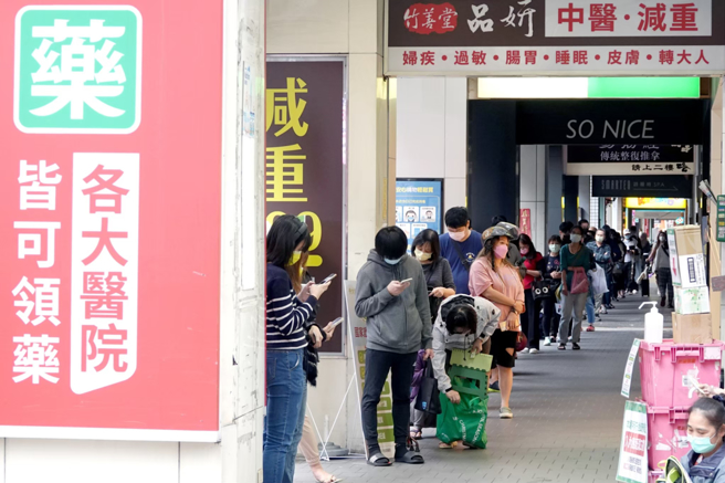 新冠疫情明顯升溫，預估6月中下旬達高峰，單周就診人次上看10萬人。（本報資料照片）