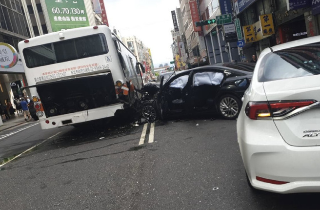 重庆南路自小客擦撞3自小客及1公车，现场一片凌乱。（民眾提供）