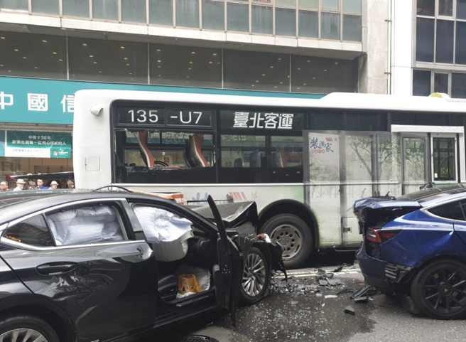 78岁贸易公司邱姓老董无照上路，不明原因车辆失控暴衝，撞上公车、汽、机车及行人，造成8人受伤。(民眾提供)
