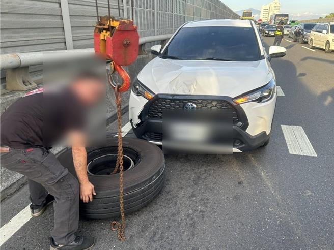 曳引车因为不明原因，左前轮胎脱落弹跳到对向车道。（民眾提供／纪爰高雄传真）