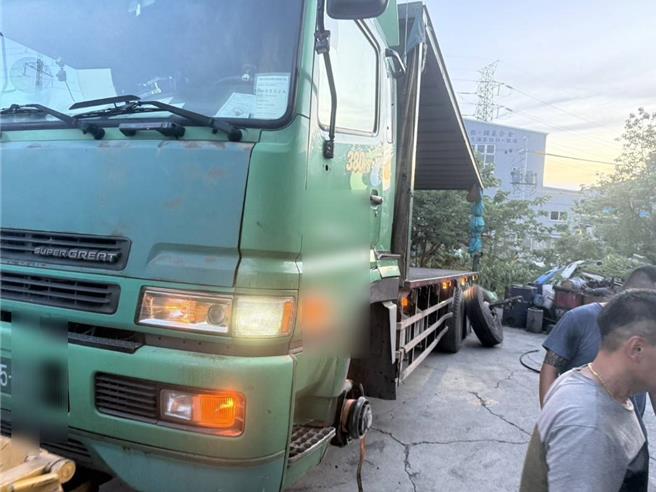 依据道路交通处管理条例，行驶途中车体零件突然脱落，可处新台币1000元以上6000元以下罚锾，不过此案详细肇因还有待交通大队厘清。（民眾提供／纪爰高雄传真）