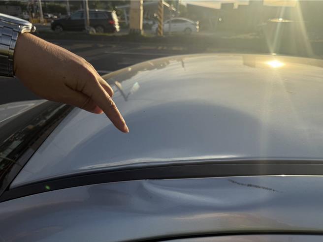 曳引车轮胎脱落，直接飞跃弹跳到对向车道，砸中50岁林男驾驶的自小客车顶，再反弹到43岁洪男轿车的引擎盖，还好未造成人员受伤。（民眾提供／纪爰高雄传真）