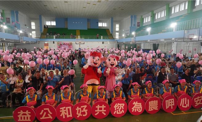 大安區農會今天舉辦「飛天豬嘉年華」農畜產品推廣活動。（大安區農會提供／李京昇台中傳真）