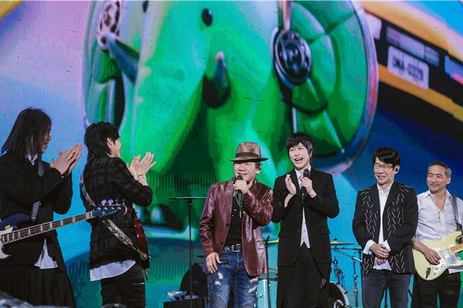 五月天與昔日師兄趙傳（左3）合體演出。（相信音樂提供）