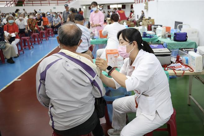 随新冠疫情持续升温，加上俗称「老人杀手」的肺炎病例创下近6年来同期新高，嘉义市政府今（24日）在东区体育馆设大型疫苗接种站。（嘉义市政府提供／吕妍庭嘉义传真）