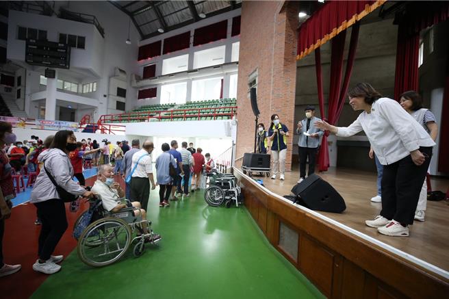 嘉义市长黄敏惠今也到场关心民眾施打情况。（嘉义市政府提供／吕妍庭嘉义传真）