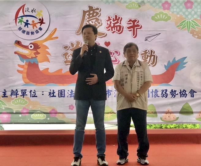 新北市副市长朱惕之（左）5月24日出席淡水区关怀弱势协会「庆端午．送爱心」活动。（图／新北市社会局）
