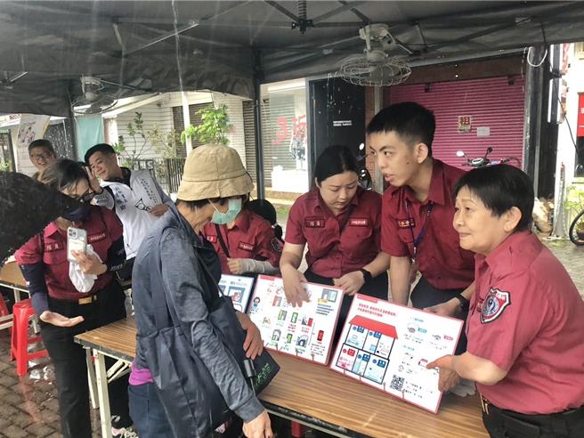 「庆端午．送爱心」在淡水老街广场举办，现场有防火宣导等活动，吸引不少民眾参加。（图／新北市社会局）