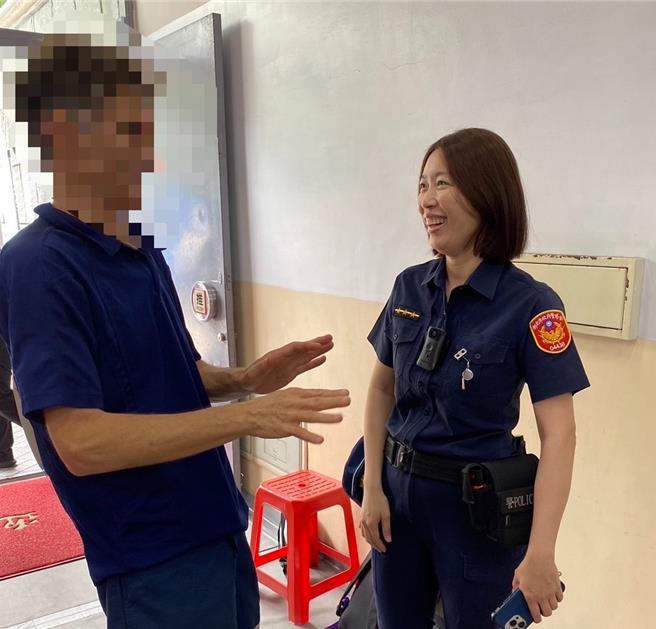 警員陳宇彤（右）在桌球場館協助紐西蘭籍選手（左）。（圖／新北市新莊警分局）