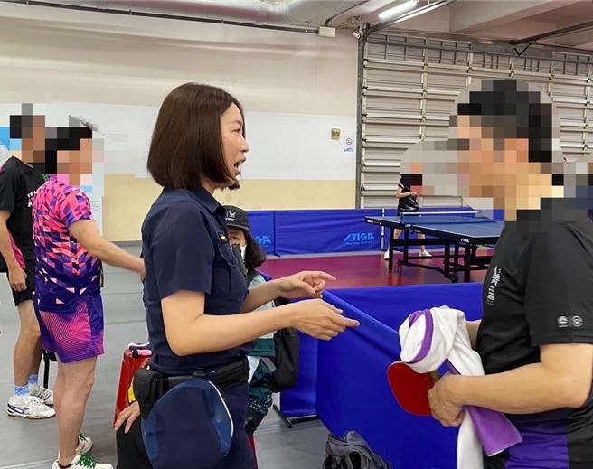 警員陳宇彤（左）在場館內協助外籍選手（右）。（圖／新北市新莊警分局）