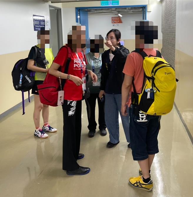 防治組外事警員王育如（右2）協助日本籍選手們，翻譯檢錄流程。（圖／新北市新莊警分局）