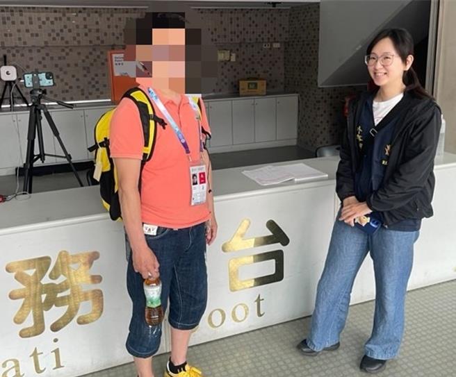 防治組外事警員王育如（右）協助日本籍選手（左）完成檢錄。（圖／新北市新莊警分局）