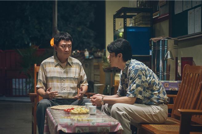 李程彬穿越到過去，幫爸爸王識賢創造百萬業績。（公視台語台、華視提供）