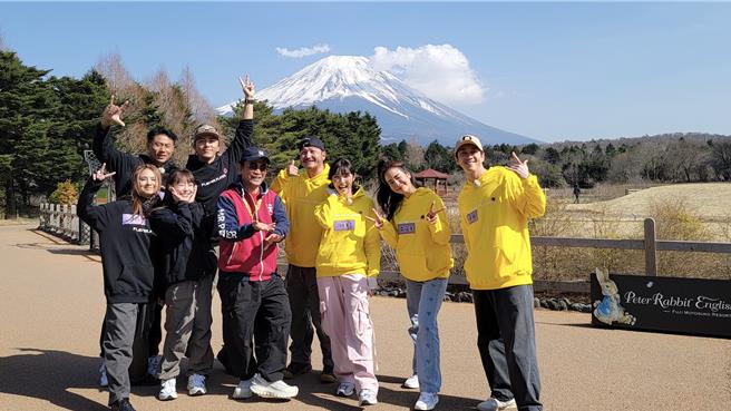 彭小刀被笑虧因為股災無神錄影。（《綜藝玩很大》提供）