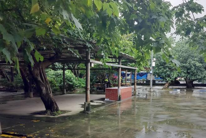 北市大同区大稻埕网球场旁凉亭发现一具男尸。（翻摄中天新闻）