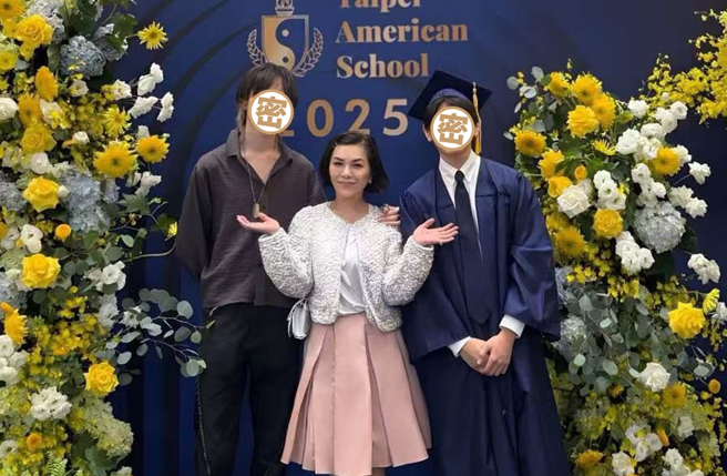 張清芳今分享參加兒子畢業典禮照片。（圖／翻攝自張清芳 Stella臉書）