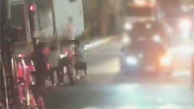 3名酒醉男子动手攻击义交。（翻摄照片／林郁平台北传真）