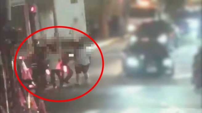台北市23日晚间发生3名疑似酒醉男子，不满交通施工管制，竟出手殴打女义交。（翻摄画面）