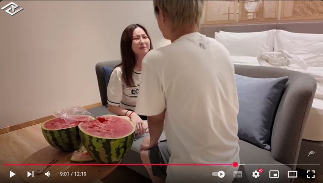 最后在趁机向女友深情告白。（图／YouTube@儒哥）