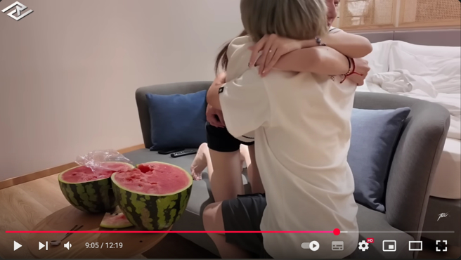 求婚成功的感人画面，看哭不少网友，纷纷献上祝福。（图／YouTube@儒哥）