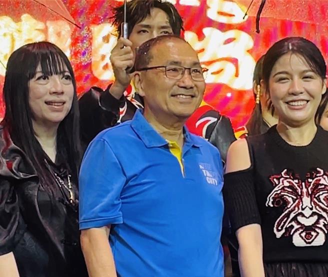 市長侯友宜(中)、設計師潘怡良(左)及議員戴湘儀(右)出席潮盛新莊開幕活動。（李育嫺攝） 。（李育嫺攝）