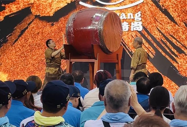 開場前大鼓秀和台下民眾。（李育嫺攝）