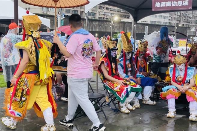 官將首的服裝設計也是出自潘怡良之手。（李育嫺攝）