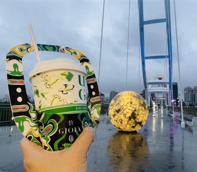 活動飲料主題杯套，來自潘怡良的設計，配上新月橋，很潮！（李育嫺攝）