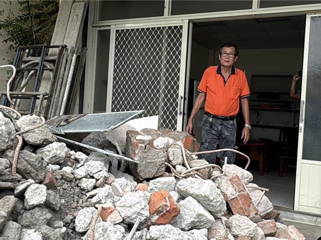 台中市雾峰区六股里居民24日出面控诉，土地两年前被地主卖给建商，将废弃物倾倒在其他住户家门前，疑似藉此施压逼迫他们搬迁。（潘虹恩摄）