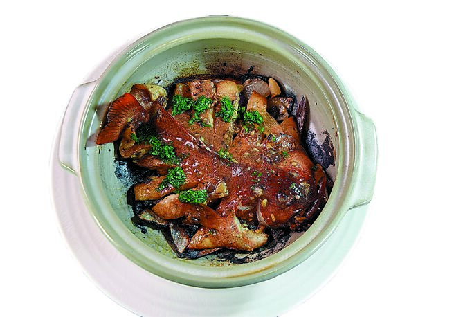 「生焗七星斑」是取肉质细致鲜甜的七星斑，以蝴蝶刀片开，保留鱼头与鱼尾完整外观。砂锅底先以姜粒、蒜粒、红葱头、老豆豉与蚝油爆香，再将鱼身置入热砂锅中加入绍兴酒后直接加盖焖熟。图／姚舜